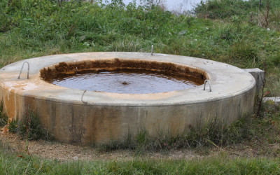 betonowy krąg studni artezyjskiej