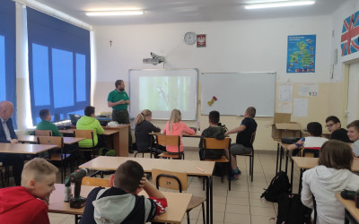 O dziuplakach w Szkole Podstawowej w Rudzie-Hucie opowiada pracownik Biura ZLPK Krzysztof Wojciechowski