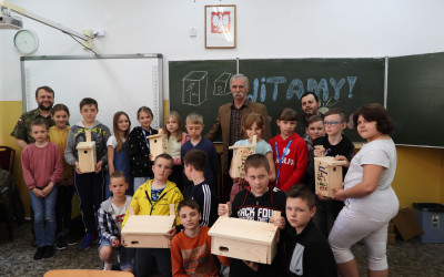 Ucznowie z budkami w Szkole Podstawowej w Okszowie