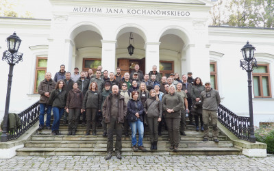 Uczestnicy konferencji przed Muzeum Jana Kochanowskiego 