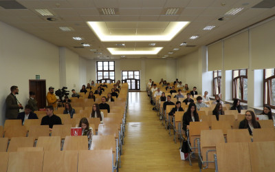 Uczestnicy przed rozpoczęciem pisania testu