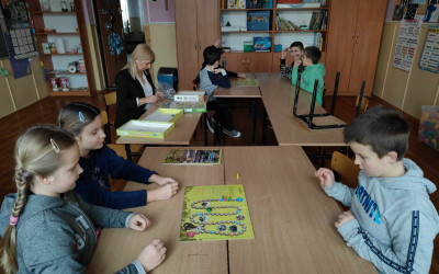 Turniej przyrodniczych gier planszowych w Publicznej Szkole Podstawowej w Momotach Górnych.