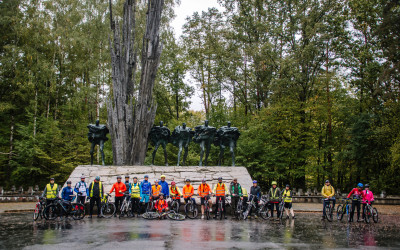 Uczestnicy rajdu rowerowego 40 x 40 po PK Lasy Janowskie na Porytowym Wzgórzu