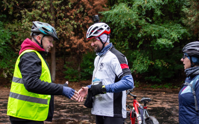 Wręczanie medali uczestnikom rajdu rowerowego