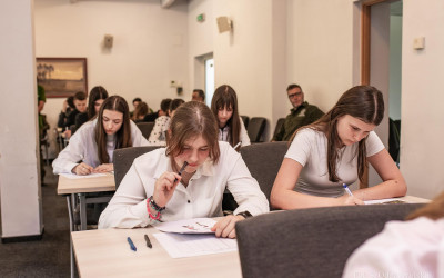 Uczestnicy konkursu podczas rozwiązywania testu