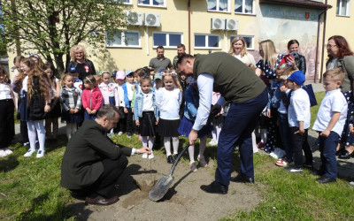 Akcja sadzenia symbolicznych buków przy GOminnym Ośrodku Kultury w Skierbieszowie