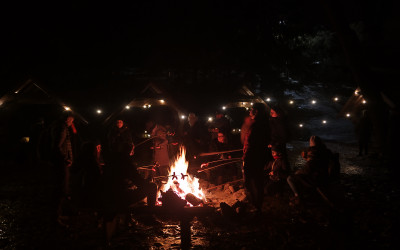 Nocne Pohukiwania – uczestnicy przy ognisku w Muzeum Wsi Lubelskiej
