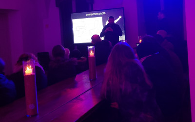 W Muzeum Wsi Lubelskiej Paweł Łapiński, dyrektor ZLPK, dzieli się wiedzą o inwentaryzacji sów