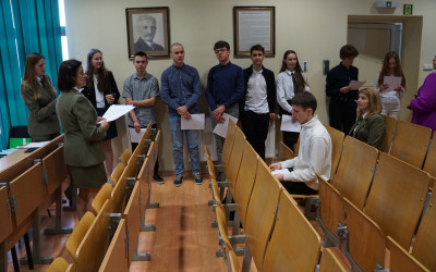 Uczniowie podczas losowania zestawów na część ustną