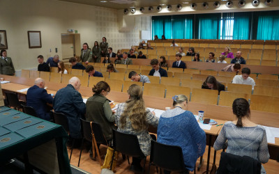 Uczniowie przygotowujący się do części ustnej