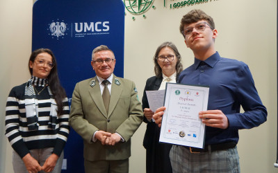 Laureat Konrad Ossowski z rodzicem