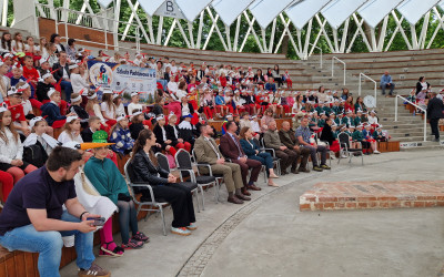 Dzieci  zaproszeni goście zgromadzeni w Amfiteatrze (2)