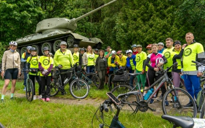 Grupa rowerowa na przystanku trasy przejazdu