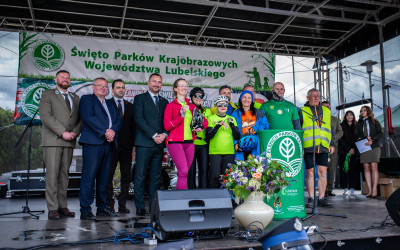 Liderzy grupy rowerowej z Białej Podl.  po otrzywaniu pamiatkowych medali