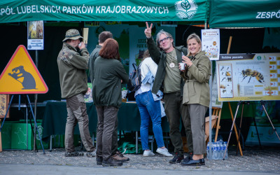 Pracownicy przy swoich stoiskch edukacyjnych