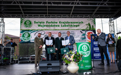 Prof. Grzegorz Grzywaczewski oraz Prof. Piotr Zacharczuk po otrzymaniu Listów Gratulacyjnych