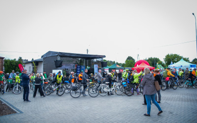 Rowerzyści podczas wjazdu na plac wydarzenia