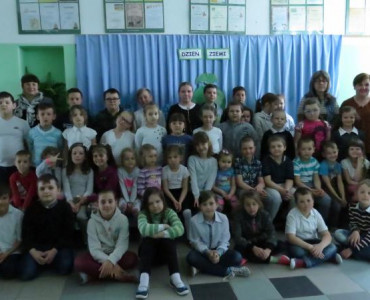 „LOS ZIEMI LEŻY W NASZYCH RĘKACH” CZYLI OBCHODY ŚWIATOWEGO DNIA ZIEMI WSPÓLNIE Z OŚRODKIEM EDUKACYJNO-MUZEALNYM W BRZEŹNIE