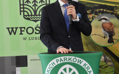Fot.2. Pan Sebastian Trojak – Członek Zarządu Województwa Lubelskiego podczas przemówienia do uczestników konkursu i zaproszonych gości.