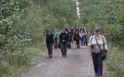 Fot.3. Młoda emerytka Pani Maria Chojnacka pierwszy dzień wolności spędza w Parku Krajobrazowym