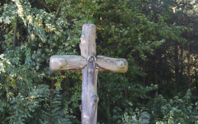 Przydrożny krzyż na terenie OChK, Fot. Archwium ZLPK OZ w Janowie Podlaskim