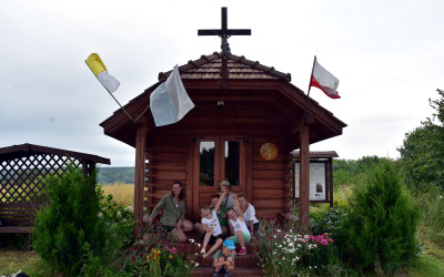 Przy kapliczce w Marcinówce