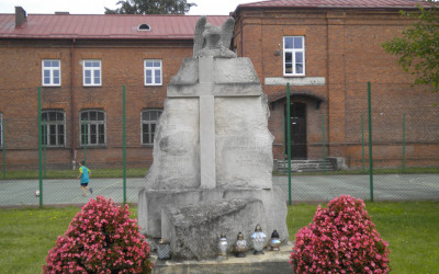 Pomnik Powstanców Styczniowych w Sawinie. W tle budynek starej szkoły, fot. M. Angel